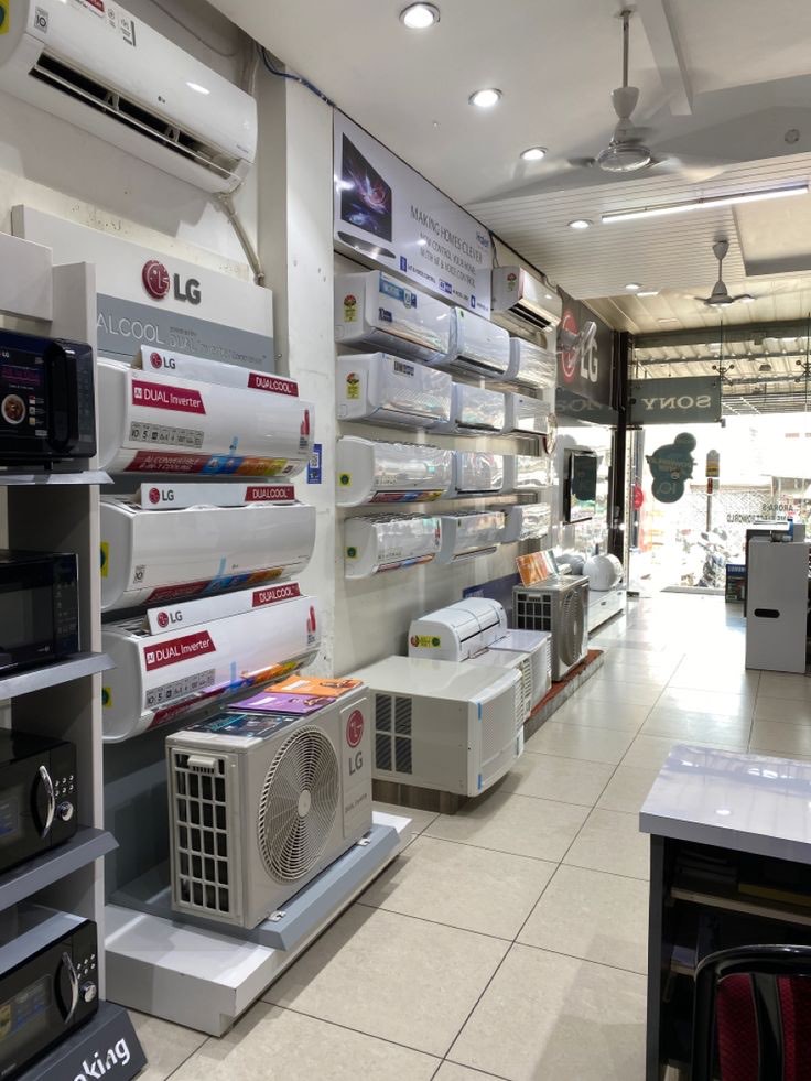 Une boutique d'électroménager, climatiseurs et micro-ondes en exposition